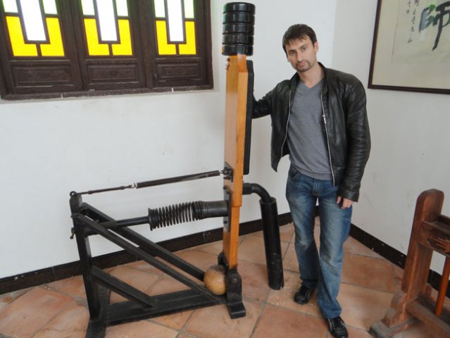 In the Bruce Lee museum in Sun Tak (Shunde) with one of the late Bruce Lee's original training devices