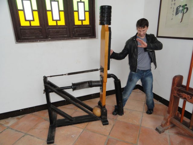 In the Bruce Lee museum in Sun Tak (Shunde) with one of the late Bruce Lee's original training devices