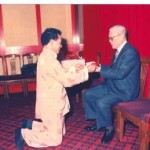 GM Cheng Kwong performing the Paisze to The late GM Wai Yan - Hong Kong